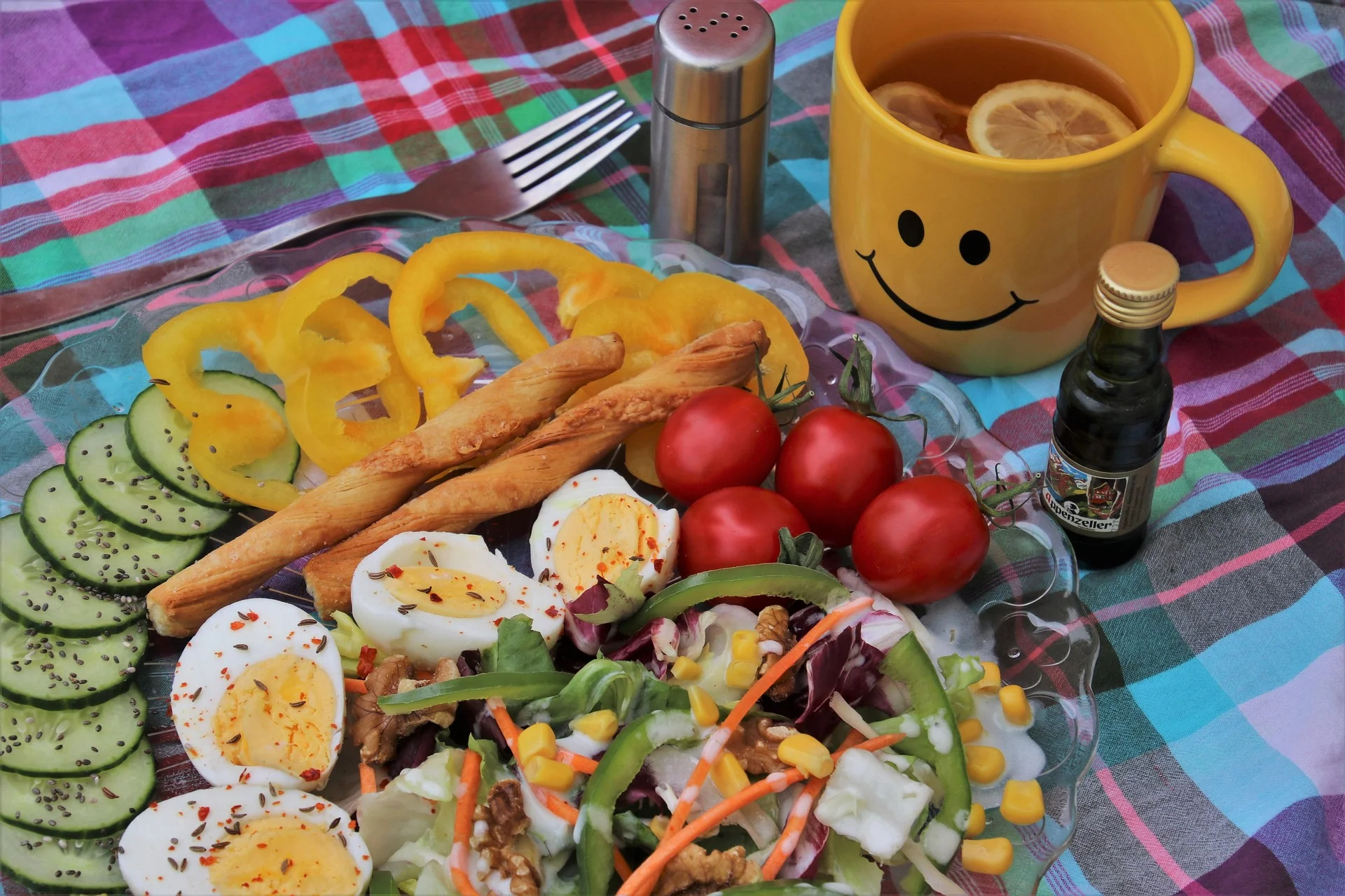 Protein-rich breakfast with eggs and salad highlighting positive food habits.